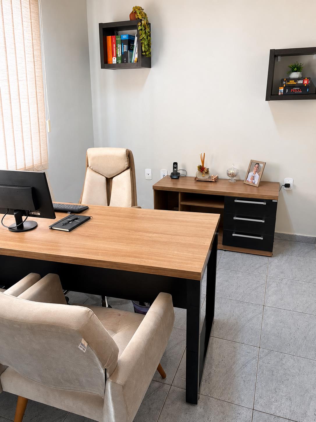 Sala de atendimento do escritório de Cristiane Fiori em Votuporanga